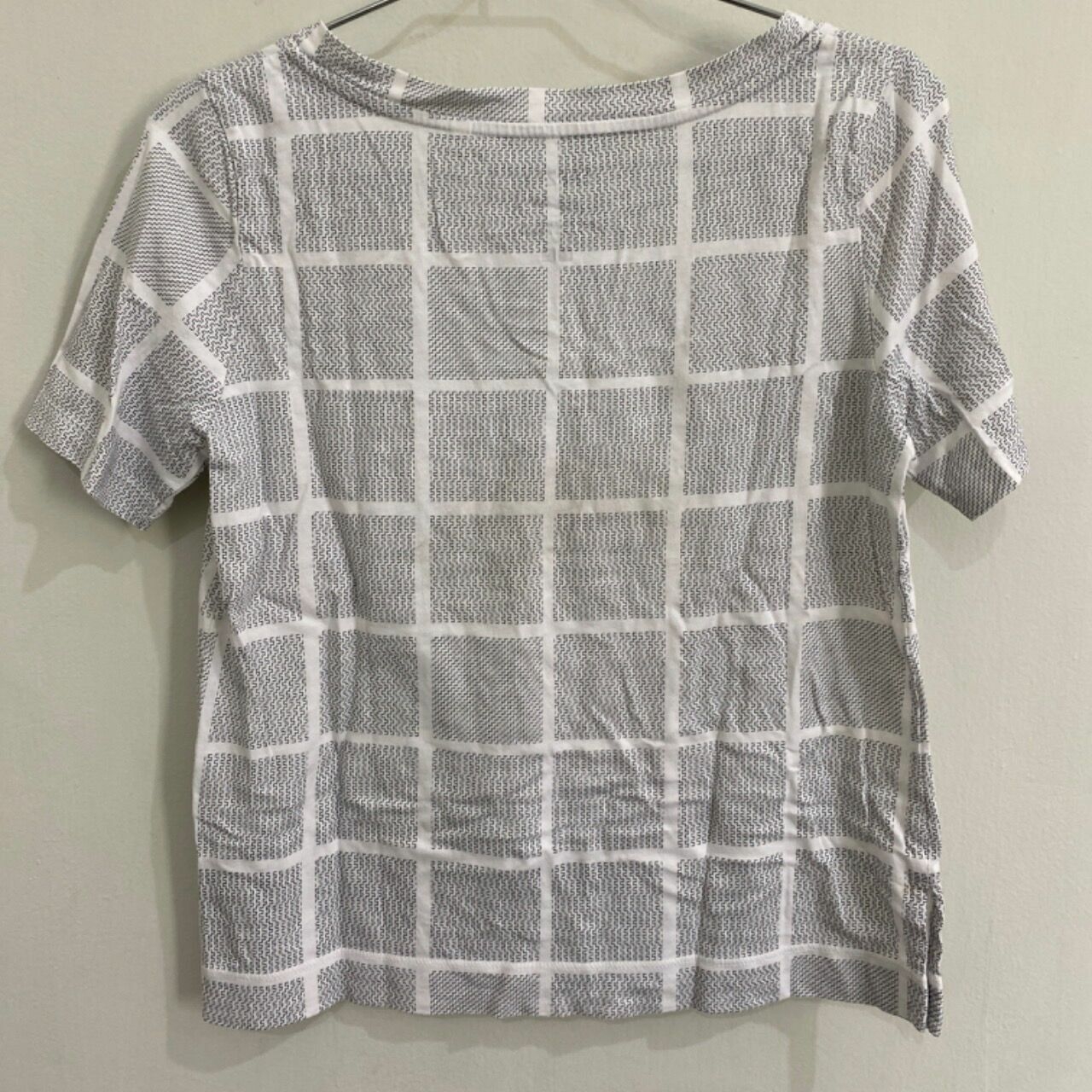 UNIQLO White Geometric T-Shirt
