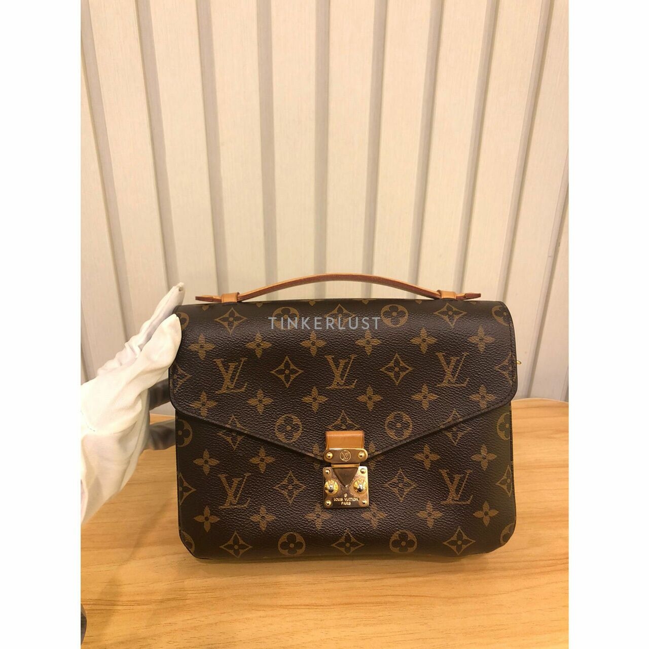 Louis Vuitton Pochette Metis Monogram Canvas