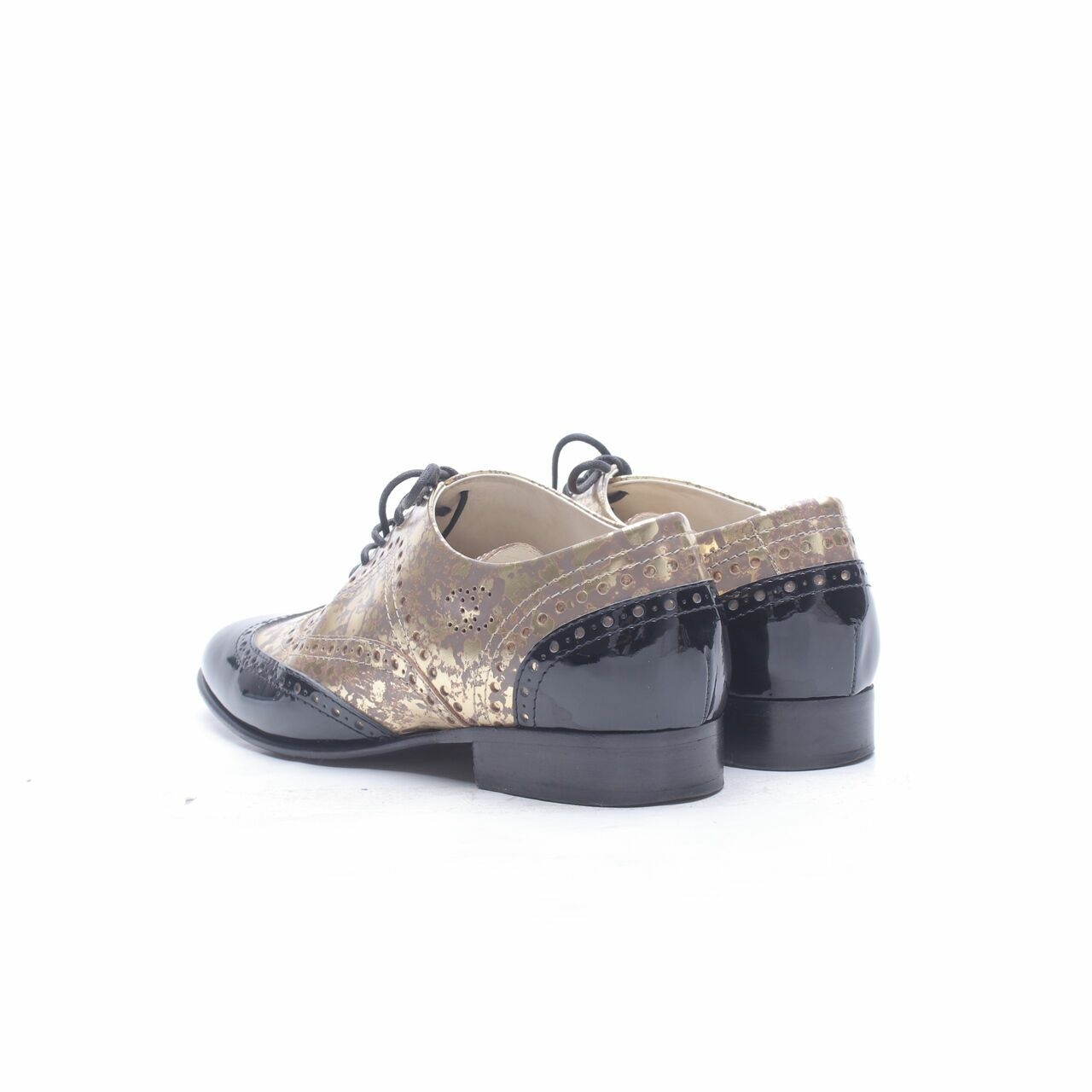  Chanel Metallic Gold And Black Patent Brogue Leather Lace-Up Oxford Flats 