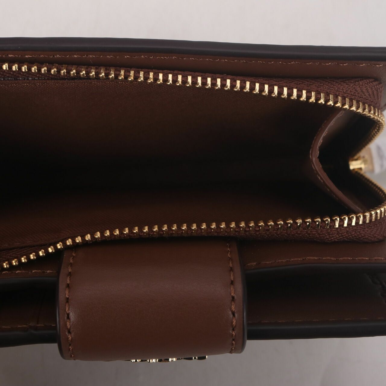 Coach C0082 Signature Medium Corner Zip Wallet