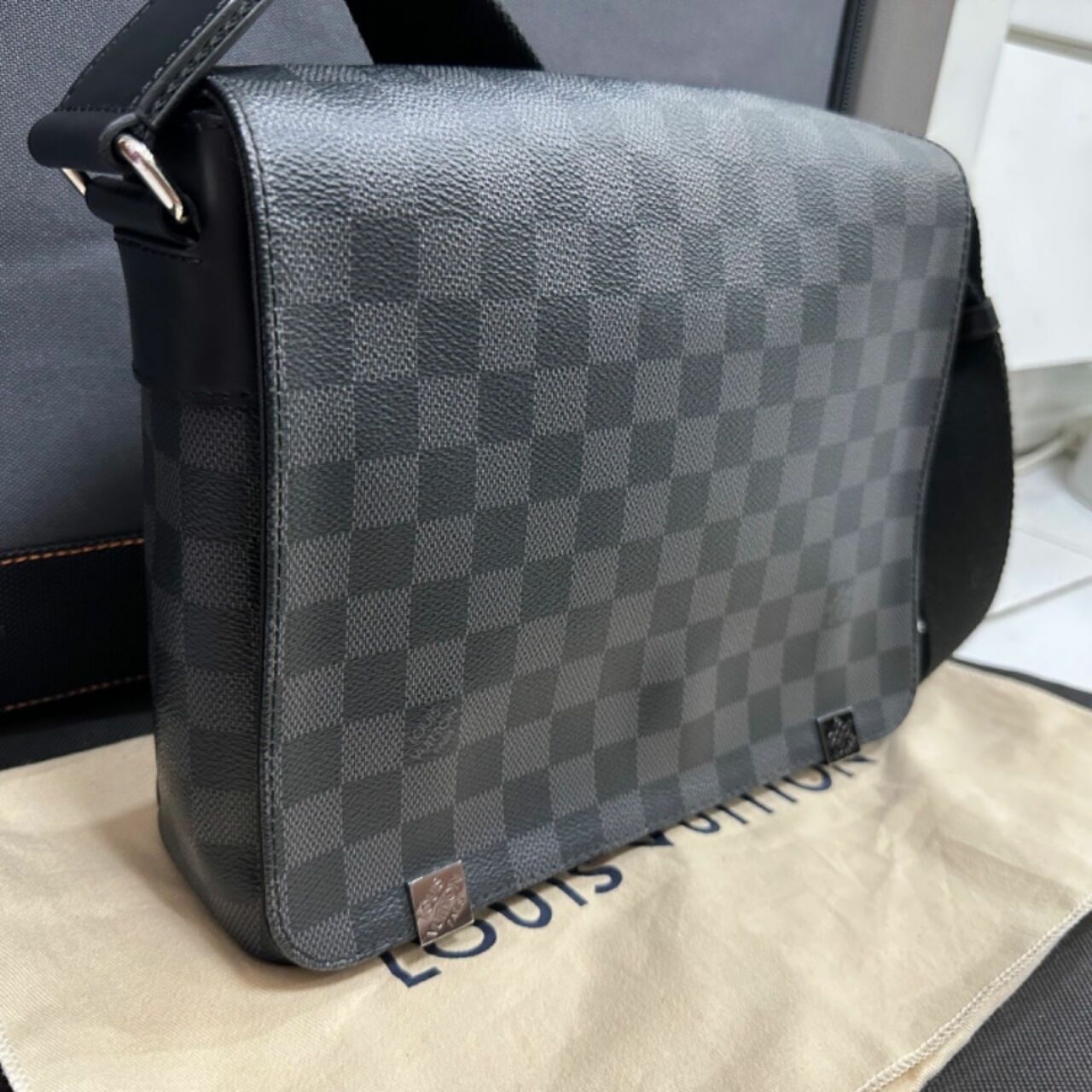 Louis Vuitton District Pm Messenger Damier 