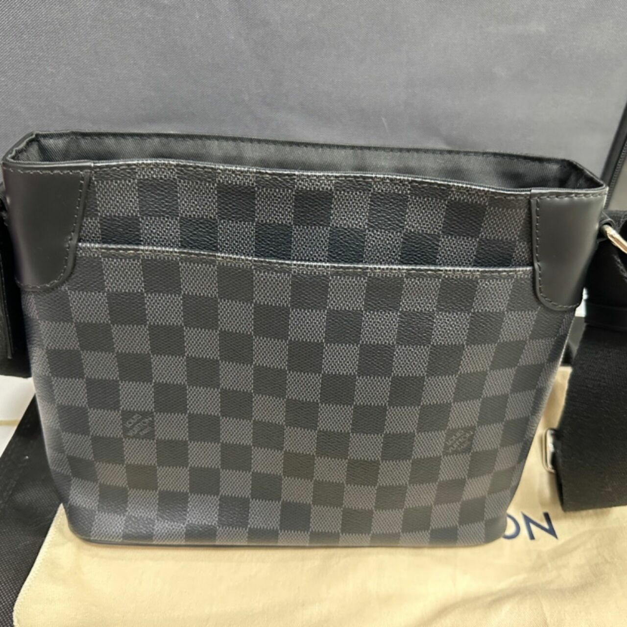 Louis Vuitton District Pm Messenger Damier 