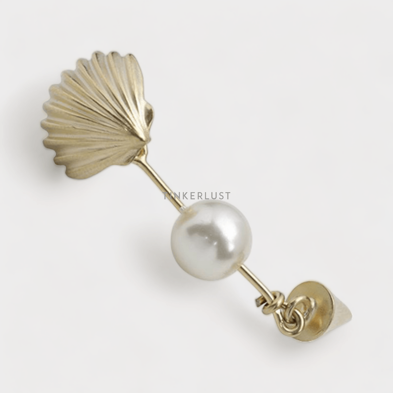 Christian Dior Sea Garden Seashell and Pearl Earring in Gold Metal Jewellery