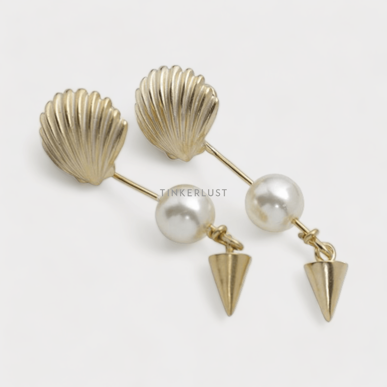 Christian Dior Sea Garden Seashell and Pearl Earring in Gold Metal Jewellery