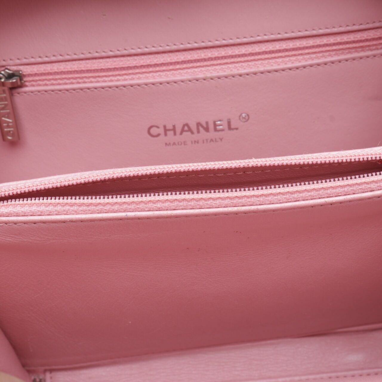  Chanel Pink Medium Filigree Vanity Case in Pink&White Trim Caviar SHW Sling Bag