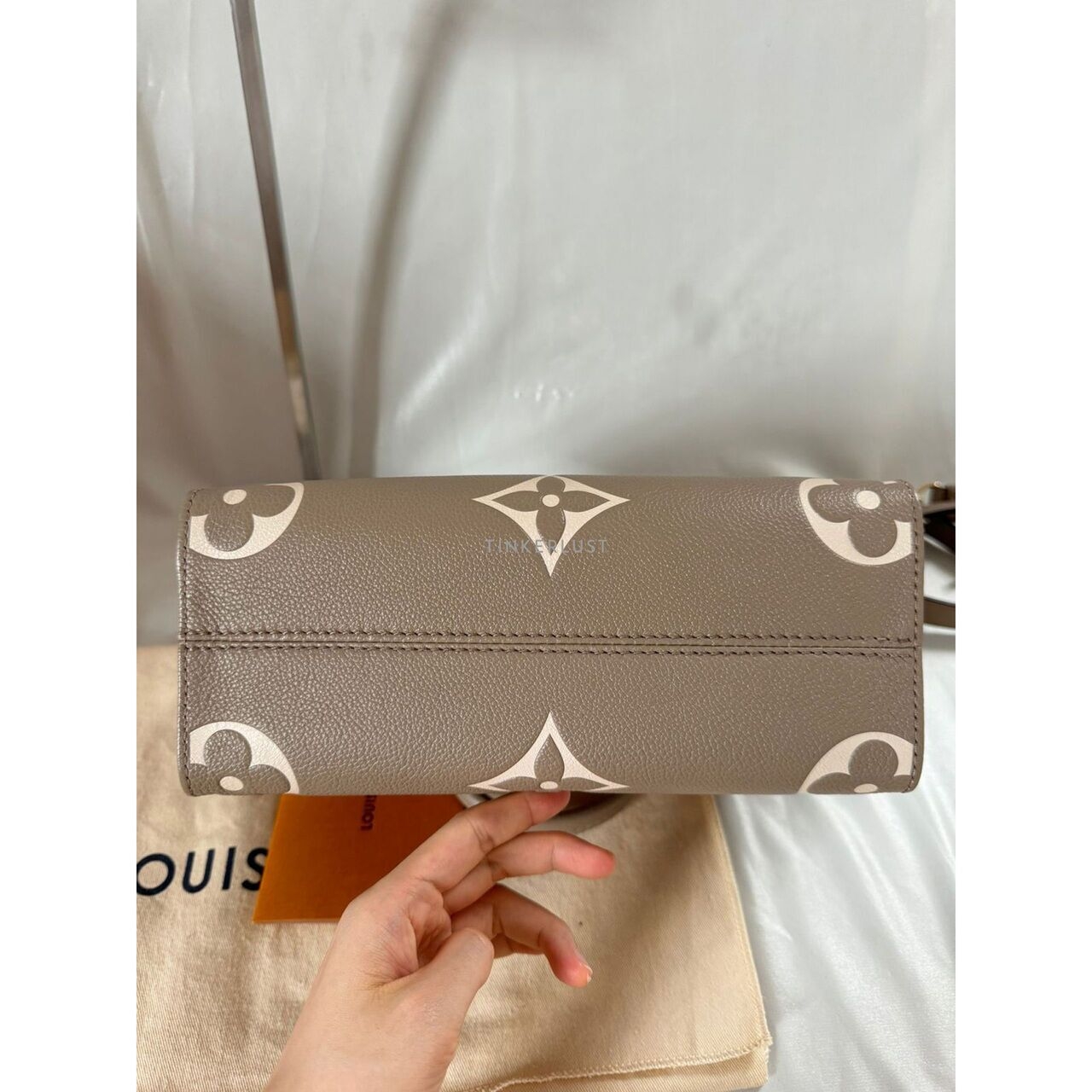 Louis Vuitton On The Go PM 2022 Empreinte Bicolor Gris Tourterelle Satchel Bag