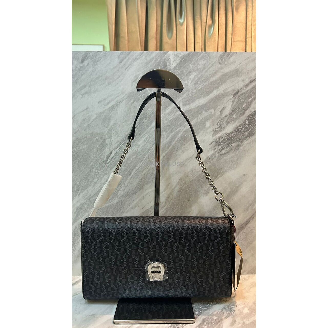 Aigner Commercial Black Leather Shoulder Bag